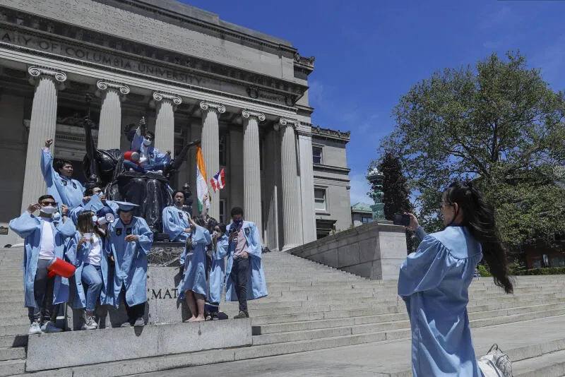 Seule une poignée d’étudiants ont célébré le Commencement Day, le 20 mai 2020, à l’université Columbia, sur les marches de la Low Library