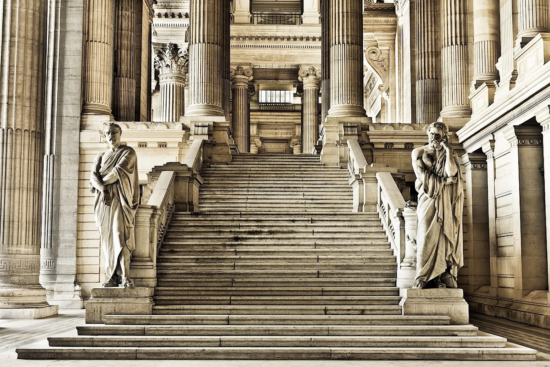 palais de justice stairs
